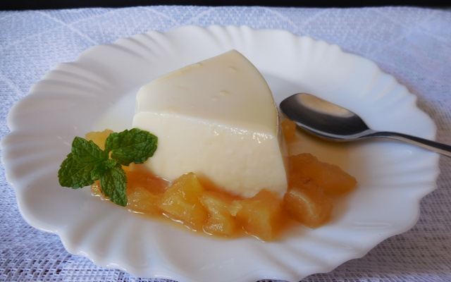 Manjar de coco com calda de abacaxi