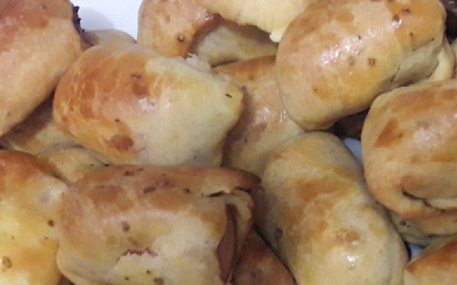 Enroladinho de salsicha assado fácil