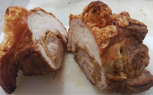Porchetta recheada de frango com farofa Yoki