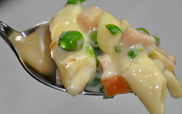 Penne ao requeijão e peito de peru