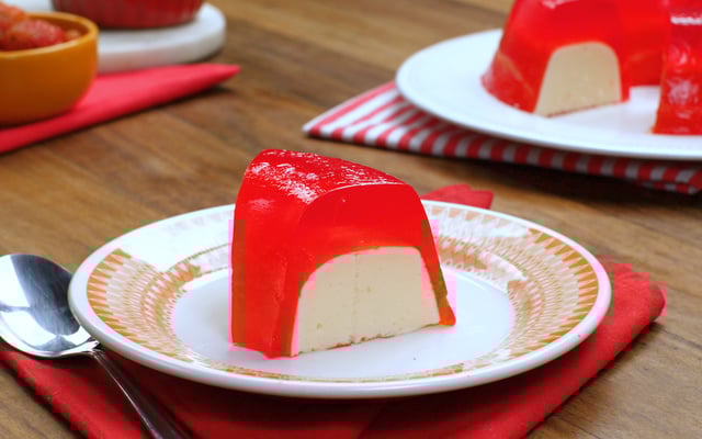 Gelatina recheada simples com camada de creme e de morango