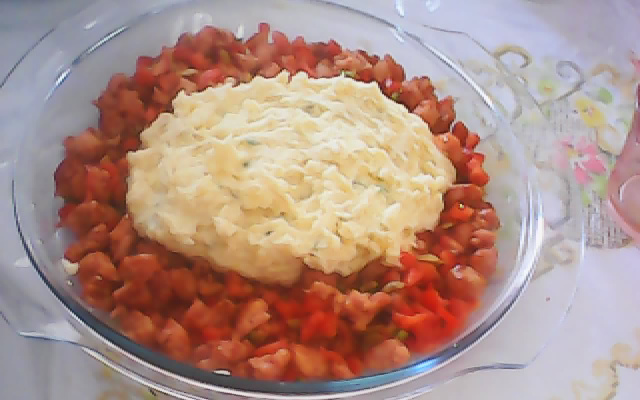 Picadinho de linguiça com purê da batatas