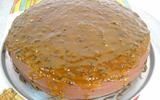 Bolo mousse de maracujá com cobertura de chocolate