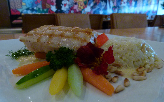 Filé de robalo ao molho champagne com arroz, pinhole e maçã verde