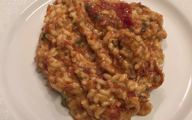 Risoto com tomate seco, mussarela e rúcula da Tam