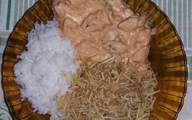 Estrogonofe de frango desfiado