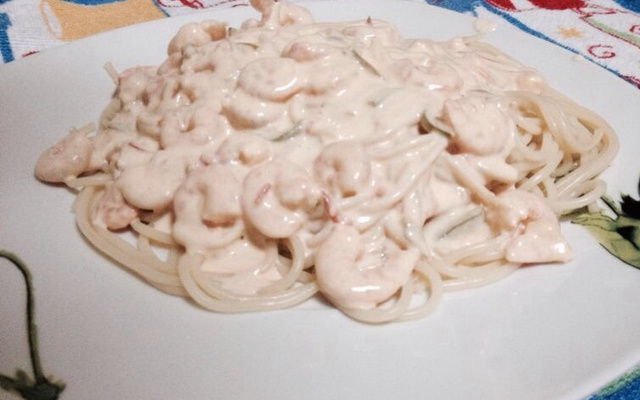 Macarrão ao molho branco de camarão