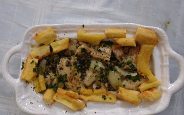 Filé de abadejo com molho de alcaparras