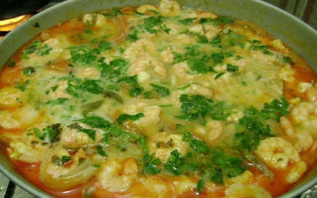 Moqueca de peixe ao molho de camarão