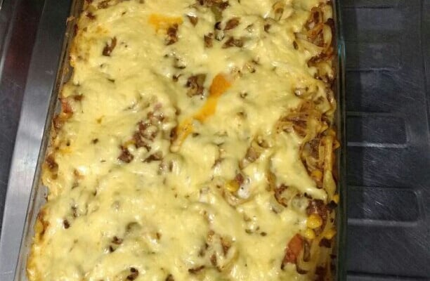 Macarrão com carne moída e queijo ao forno