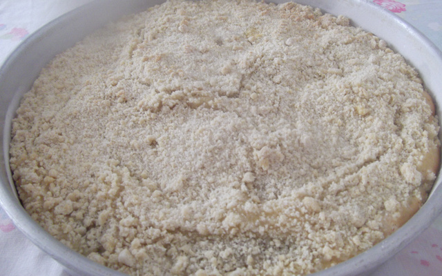 Cuca de banana com farofa