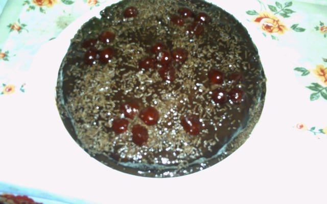 Bolo de chocolate e calda de chocolate