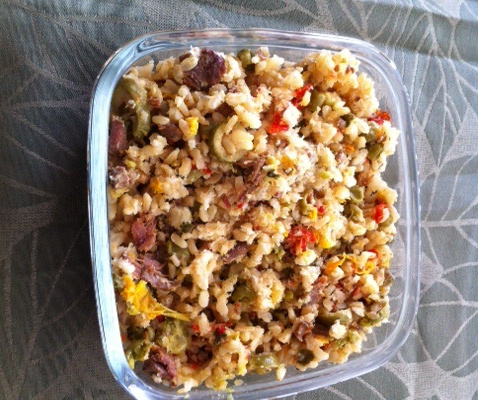 Arroz integral com frango na panela de pressão