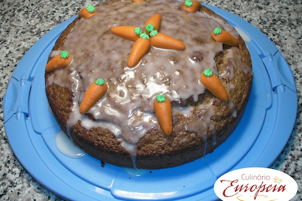 Bolo de cenoura ao estilo Suíço