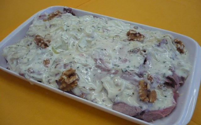 Carne assada com molho de nozes e manjericão