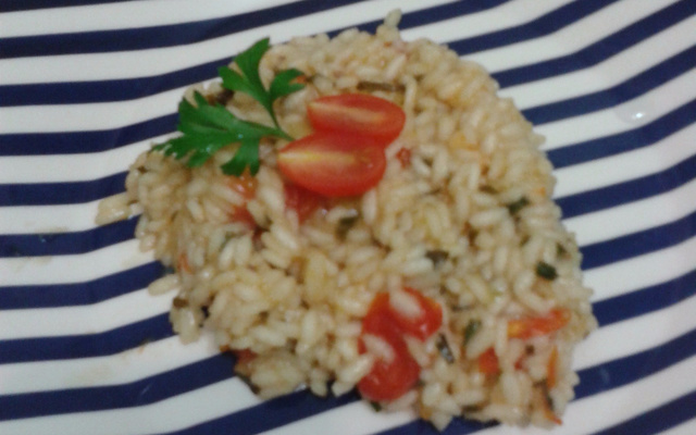 Risoto de tomate cereja, alho e manjericão