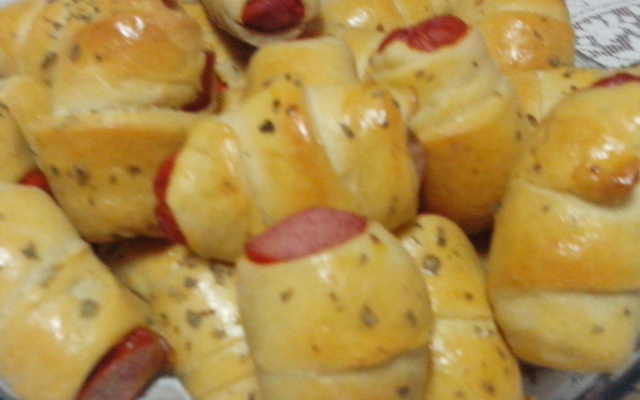 Enroladinho de salsicha assado fácil