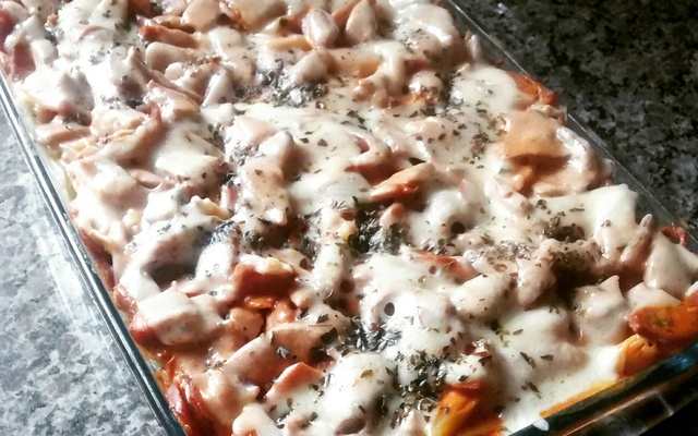 Penne com tirinhas de calabresa defumada ao molho branco e vermelho