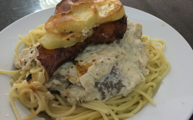 Massa ao Molho de Philadelphia com Tiras de Alcatra