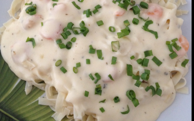 Macarrão com camarão ao molho de queijos