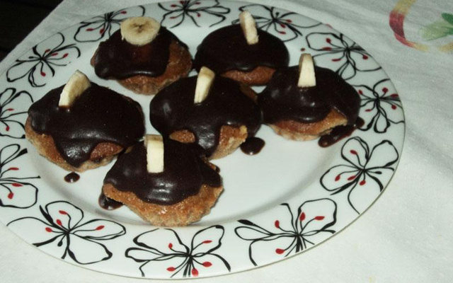 Bolinho de banana com cobertura de chocolate