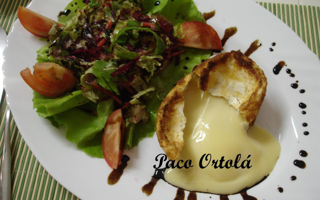 Queijo camembert com mix de folhas