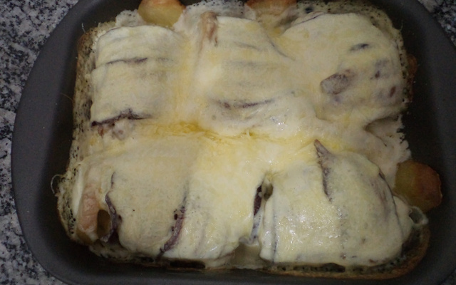 Coxa de frango ao requeijão e bacon