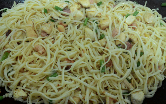 Macarrão alho e óleo com frango