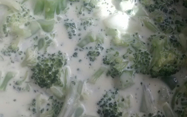 Brócolis ao molho branco