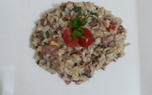 Risoto de calabresa com catupiry e tomate cereja