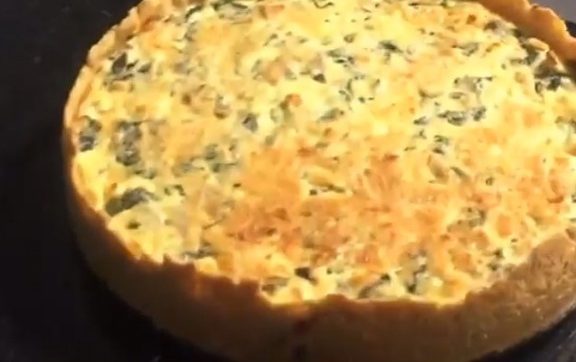 Quiche com farinha de arroz, espinafre e ricota