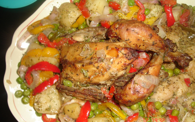 Frango assado com batatas e ervilhas