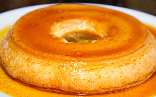 Pudim de leite condensado na boca do fogão