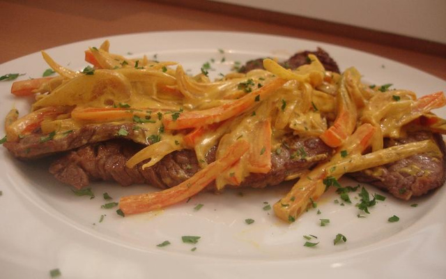 Bife acebolado com molho à Espanha