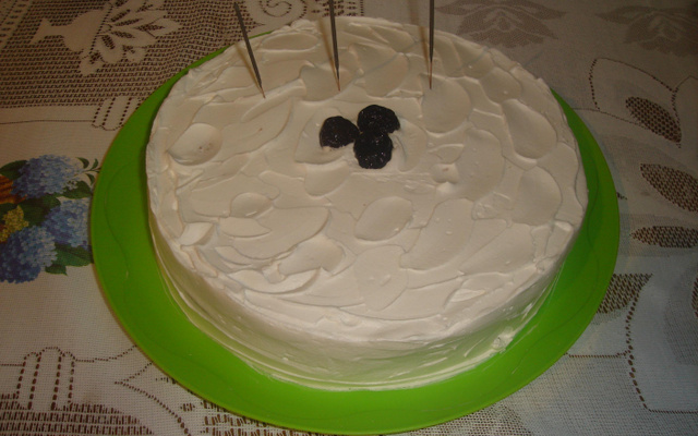 Bolo de aniversário com recheio de ameixa