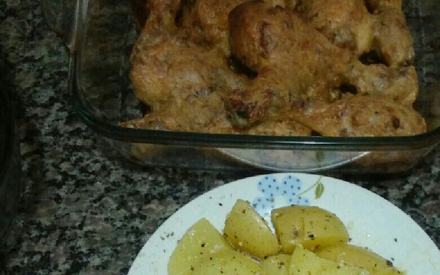 Coxa de frango ao creme de cebola