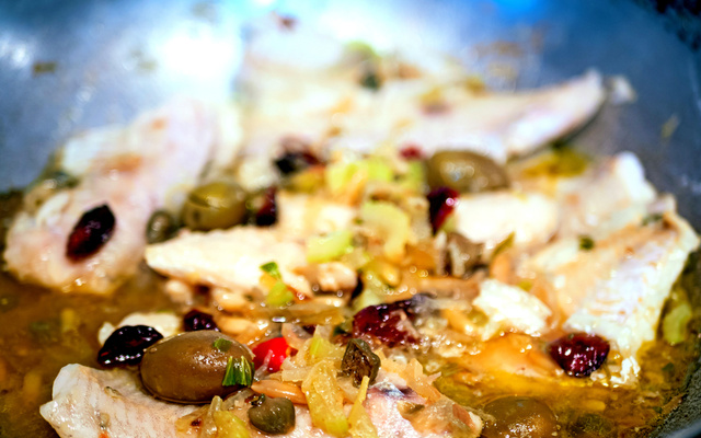 Bacalhau com uva passa e castanhas de cajú