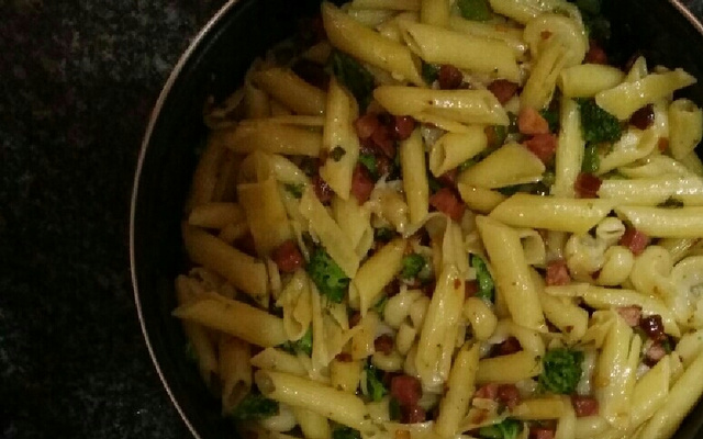 Macarrão com bacon e brócolis