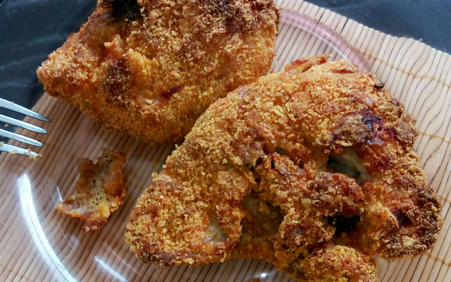 Sobrecoxa de frango empanada em tortilha chips