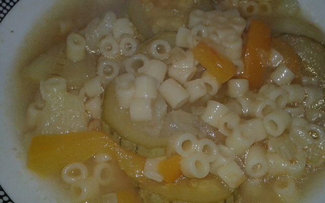 Sopa de miojo com abobrinha e pimentão