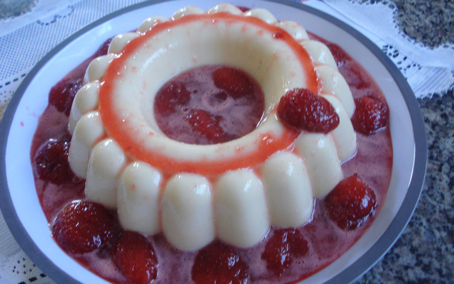 Sobremesa de Maria-mole com calda de morango