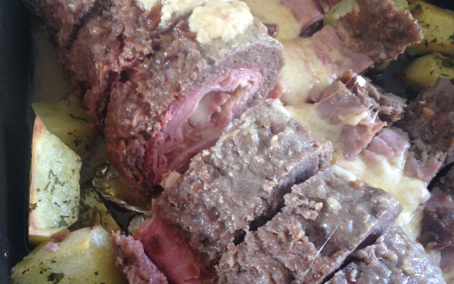 Rocambole de carne e moída