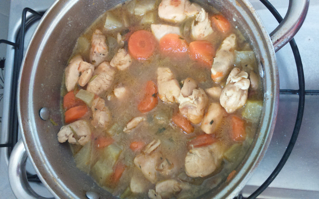 Frango ensopado com legumes