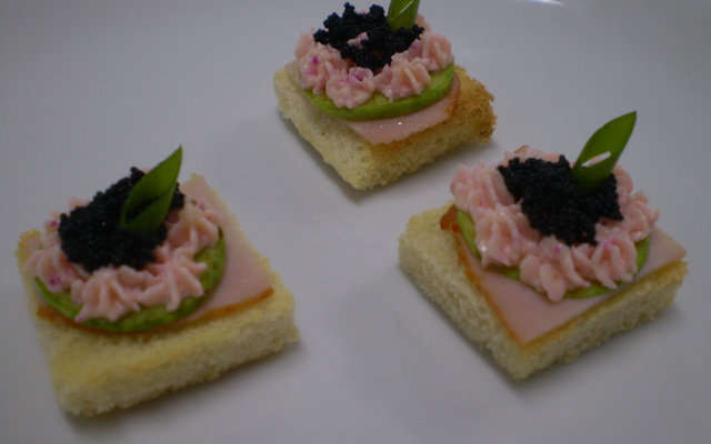Canapé de lombo, abobrinha, queijo gouda e caviar