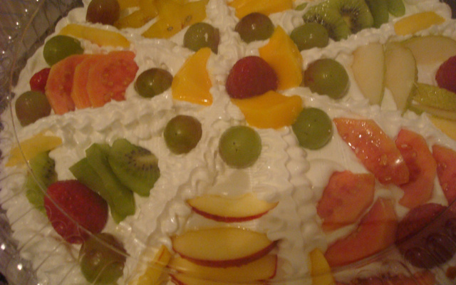 Bolo de frutas frescas trufado