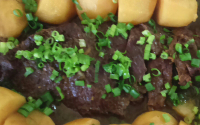 Fraldinha na cerveja com batatas