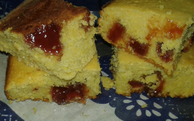 Bolo de fubá com goiabada