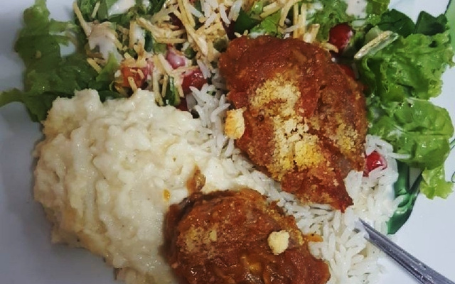 Bolo de carne moída recheado com presunto e mussarela