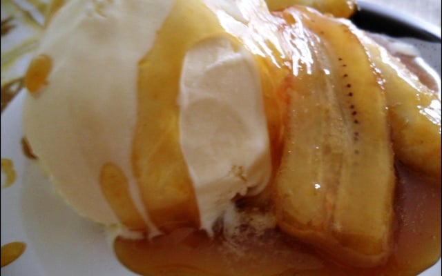 Banana flambada com sorvete