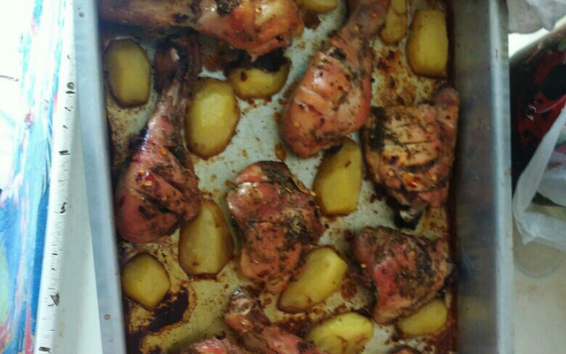 Coxa e sobrecoxa de forno com molho de ervas